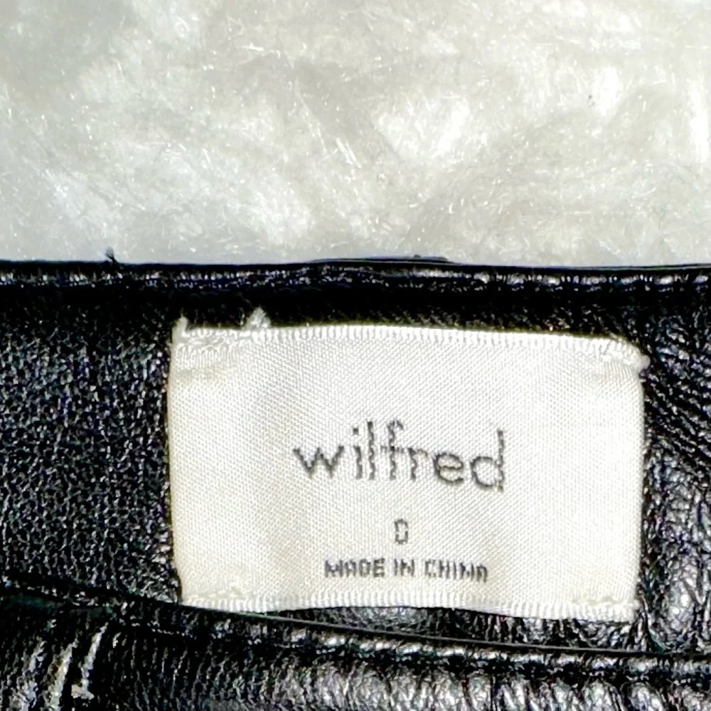 Wilfred The Melina™ Pant High-Waisted Vegan Leather Pants • - Picture 5 of 5